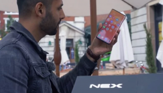 صورة من مقطع الفيديو تُظهر تصميم شاشة الهاتف