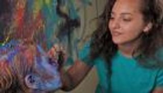 بسمة.. أول مصرية ترسم لوحاتها الفنية على أجساد البشر