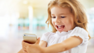 مطلوب مربية براتب 48 ألف دولار لتحويل طفلة إلى نجمة "يوتيوب"