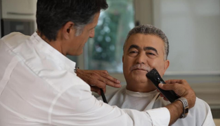 بيرتس خلال حلق شاربه