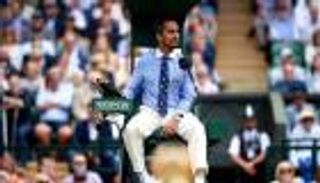 مقابلات إعلامية تطيح بحكم نهائي ويمبلدون للتنس من منصبه