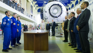 هزاع المنصوري يواصل الاستعداد قبل انطلاقه إلى محطة الفضاء الدولية