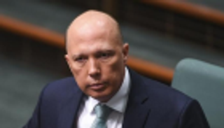 وزير أسترالي يتهم اللاجئين بإيذاء أنفسهم 