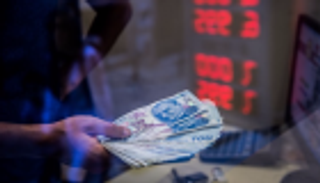 أزمة الليرة التركية تخفض مؤشرات التوظيف وتصعد بالأجور والتكاليف