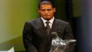 كاريكاتير.. فان ديك يمنع اشتباك ميسي ورونالدو من جديد