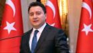 كاتبة موالية لأردوغان تهاجمه لتطاوله على المنشقين عن حزبه