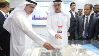 الشيخ سيف بن زايد آل نهيان يستمع إلى شرح من سعيد محمد الطاير