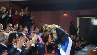 الفنانة صفاء أبوالسعود تبادل الجمهور التحيّة