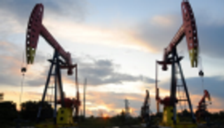 النفط يسجل أول مكاسب أسبوعية منذ شهرين