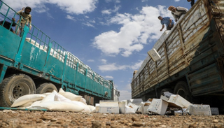 مليشيا الحوثي تتخلص من مواد غذائية رغم معاناة اليمنيين من الجوع