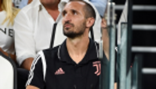 في لفتة طيبة.. كيلليني بـ"العكازين" يواسي كوليبالي بعد الهدف العكسي