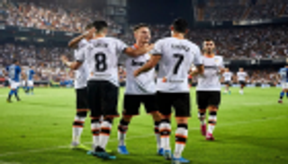 فالنسيا يحقق انتصاره الأول في الدوري الإسباني بثنائية أمام مايوركا