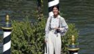 السراويل الفضفاضة.. أحدث صيحات الموضة في مهرجان فينيسيا