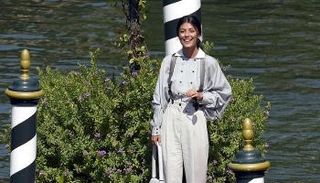 الممثلة الإيطالية إليساندرا ماستروناردي بإطلالة البنطلون الفضفاض