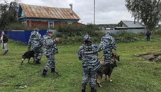 الشرطة خلال البحث عن الطفل الضحية