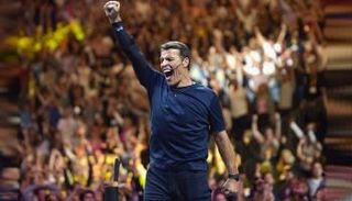 توني روبنز الخبير العالمي في مجال التحفيز