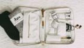 7 أشياء مهمة يجب وضعها في حقيبة اليد عند السفر بالطائرة