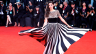 مباراة في الجمال والأزياء بين حسناوات هوليوود بـ"فينيسيا السينمائي"