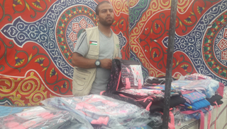جانب من مبادرة توزيع المستلزمات المدرسية في غزة