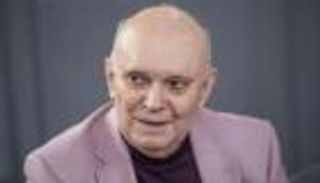 كاتب بريطاني يصدر روايته الأولى في عمر الـ84 