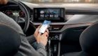 تقنية من "سكودا" لتنبيه الآباء عند قيادة أبنائهم للسيارة سرا