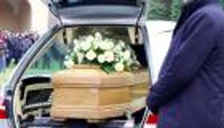 موت وخراب ديار.. سرقة منزل إيطالية أثناء انشغال أولادها بدفنها