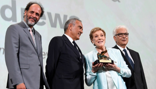 جولي آندروز تتسلم جائزتها