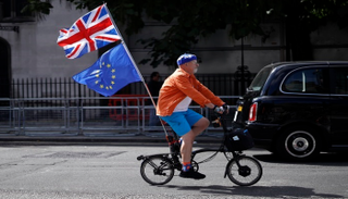 معارض لانفصال بريطانيا يتجول أمام مجلس العموم - أ.ف.ب