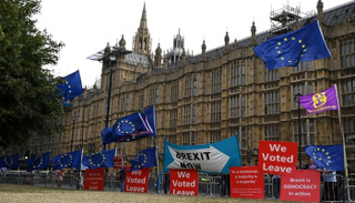 مؤيدون ومعارضون لبريكست أمام مجلس العموم- أ ف ب