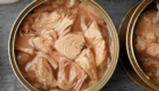 عبوة التونة بـ18 ألف تومان.. الفقر يسحق الطبقة الوسطى في إيران