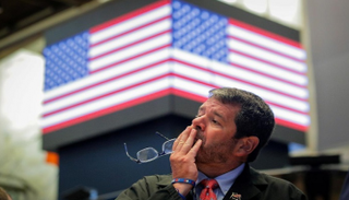 وول ستريت تفتح منخفضة بفعل الحرب التجارية