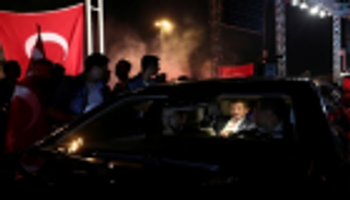 داود أوغلو.. من ظل أردوغان إلى "أكبر" تهديد لنظامه