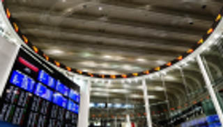 الأسهم اليابانية تسجل مكاسب متواضعة والين الضعيف يدعم المصدرين