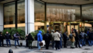 الأرجنتين.. طوابير أمام المصارف مع بدء تقييد سوق العملات الأجنبية