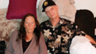 والدة أمريكي محتجز في إيران تخشى وفاته بالسجن