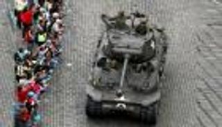 دبابات الحلفاء تشارك في احتفالات بلجيكا بهزيمة هتلر