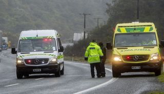 انقلاب حافلة تقل سائحين في نيوزيلندا