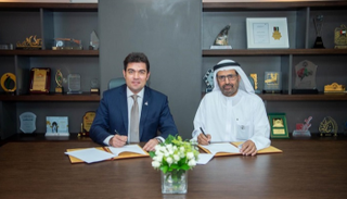 الدكتور علي راشد النعيمي وعبدالرحمانوف دانيار مافلياروفيتش أثناء توقيع الاتفاقية