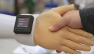 قفاز ذكي يعيد المشاعر إلى مرضى الشلل