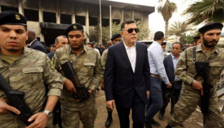 فايز السراج وسط عناصر المليشيات الإرهابية