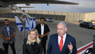 نتنياهو قبيل مغادرته إلى لندن اليوم