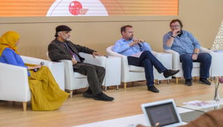 من الجلسة في جناح الشارقة