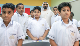 الشيخ محمد بن راشد آل مكتوم يتوسط أبناءه الطلاب