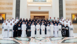 الشيخ محمد بن راشد آل مكتوم مع منتسبي برنامج شباب الإمارات