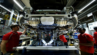  عاملون بشركة بورش الألمانية لصناعة السيارات - رويترز