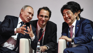 الرئيس الروسي فلاديمير بوتين مع رئيس وزراء اليابان