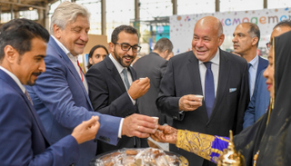 ضيوف جناح الشارقة في المعرض يتناولون القهوة