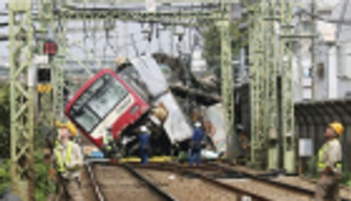 35 مصابا بتصادم قطار وشاحنة في اليابان