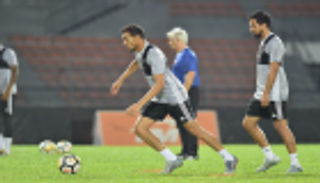 وليد عباس: جاهزون لمواجهة ماليزيا.. والأجواء في معسكر الأبيض إيجابية