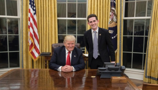 بيركوفيتس مع الرئيس الأمريكي ترامب-أرشيفية